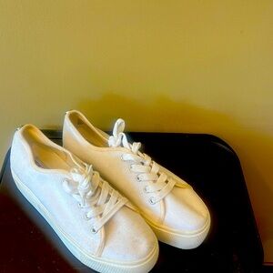 Steve Madden ELORE sneakers white with 1 and 1/2 inch platform. Size 9.